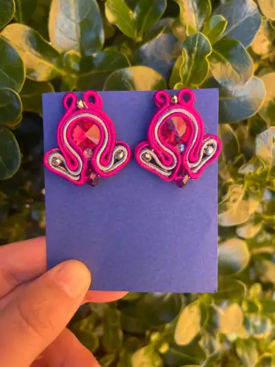Aros artesanales fucsia con cristales - miniatura 1