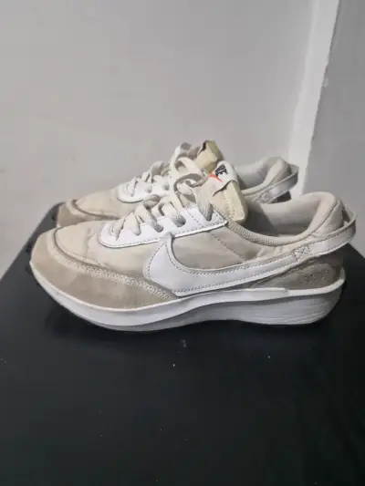 Zapatillas deportivas blancas y beige - miniatura 1