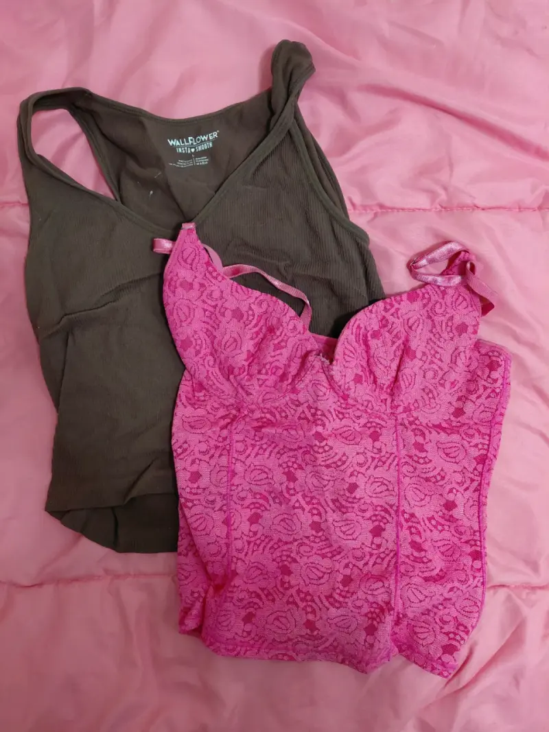 Conjunto de tops Wallflower marrón y encaje rosa