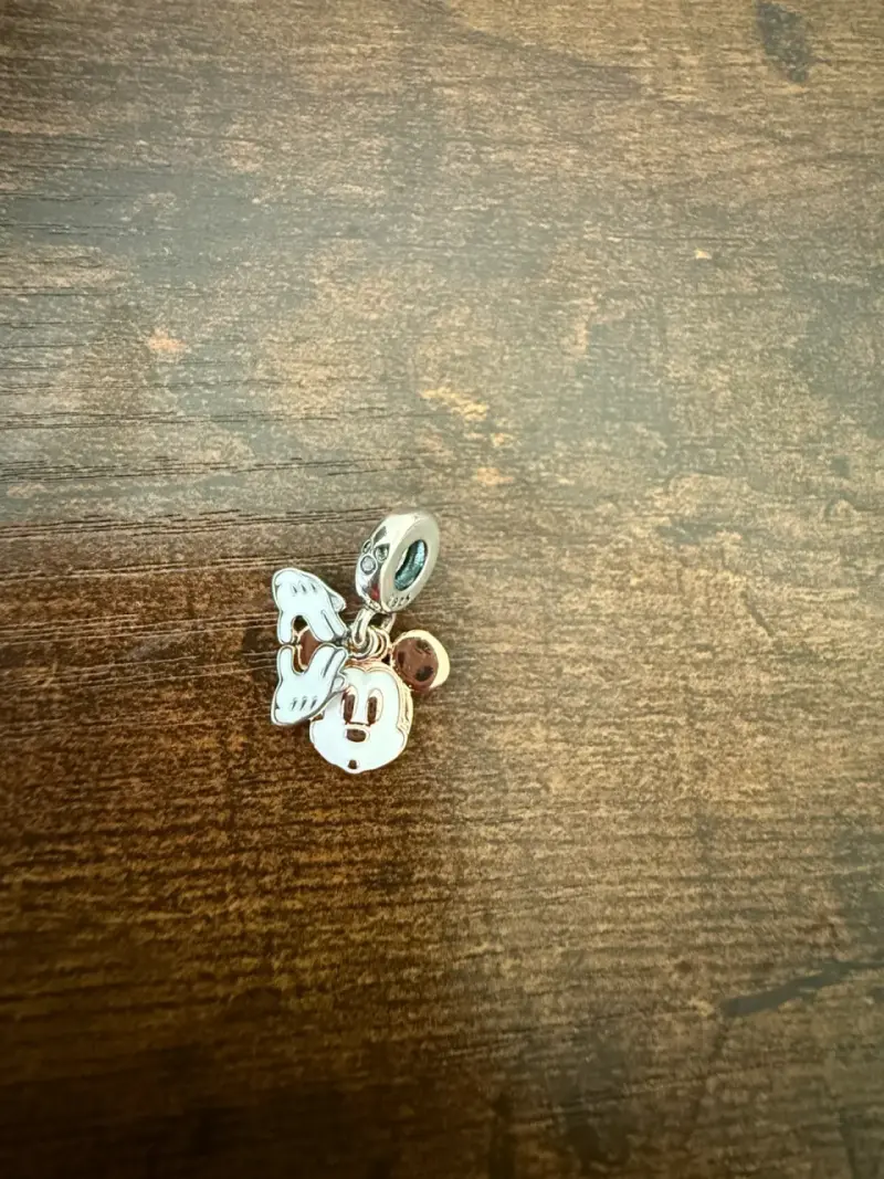 Charm con diseño de personaje