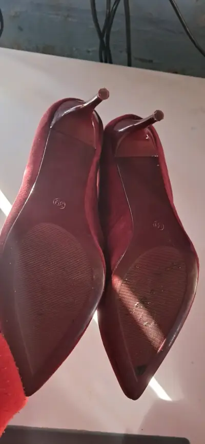 Tacones altos burdeos en buen estado - miniatura 1
