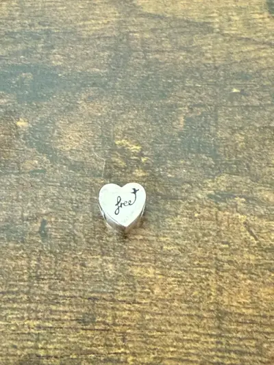 Charm con diseño de corazón - miniatura 1