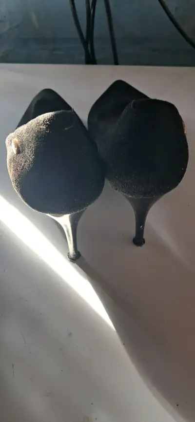 Tacones negros de gamuza en buen estado - miniatura 1