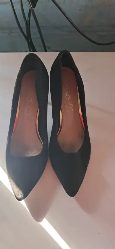 Tacones negros de gamuza en buen estado - miniatura 2