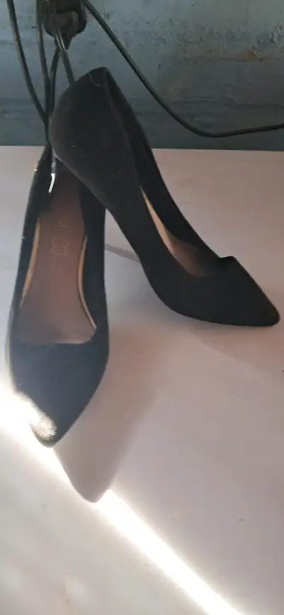 Tacones negros de gamuza en buen estado - miniatura 3