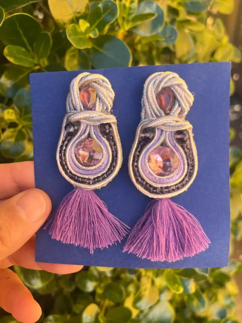 Pendientes artesanales con borlas moradas - 1
