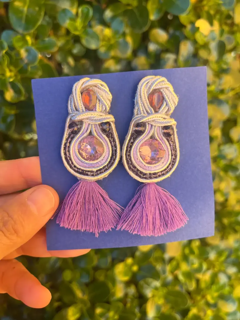 Pendientes artesanales con borlas moradas - 2