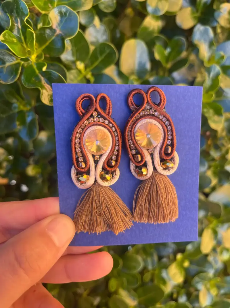 Pendientes artesanales con borlas y cristales