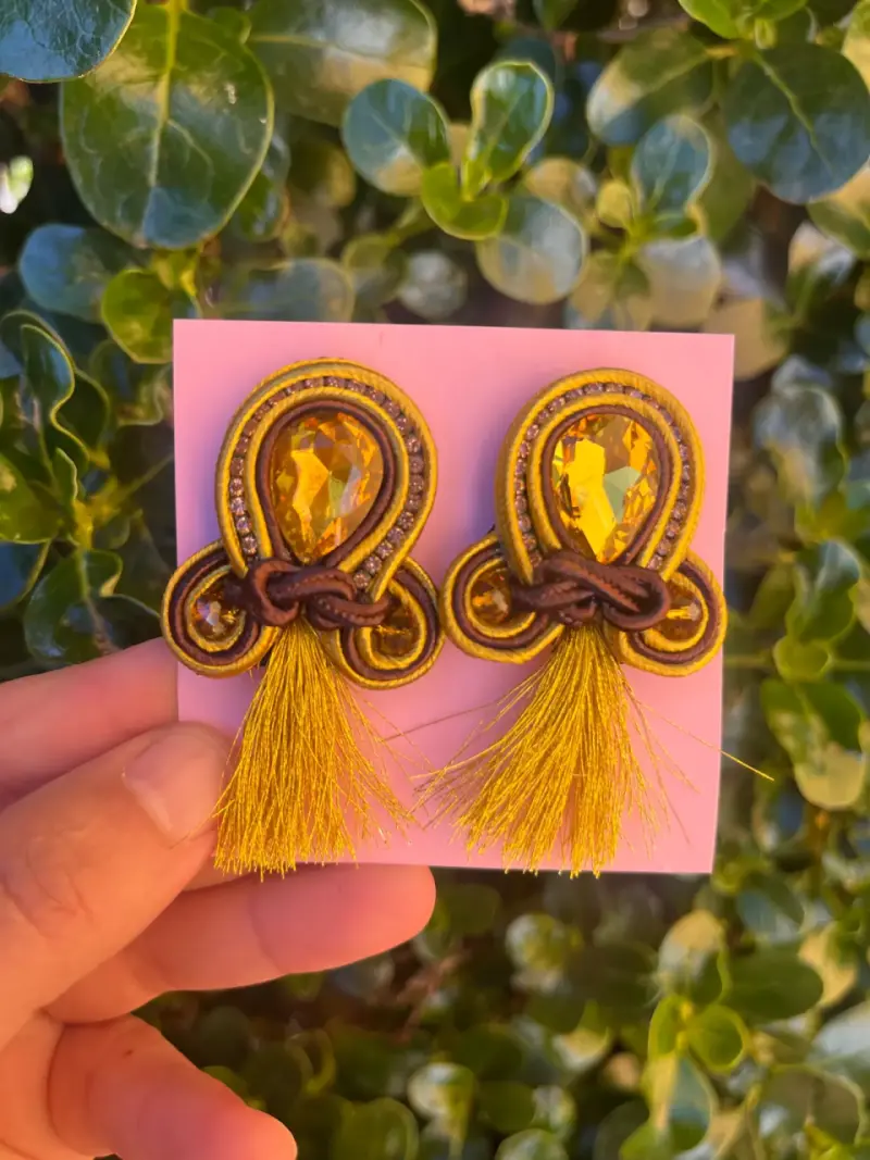 Aros artesanales con borlas doradas