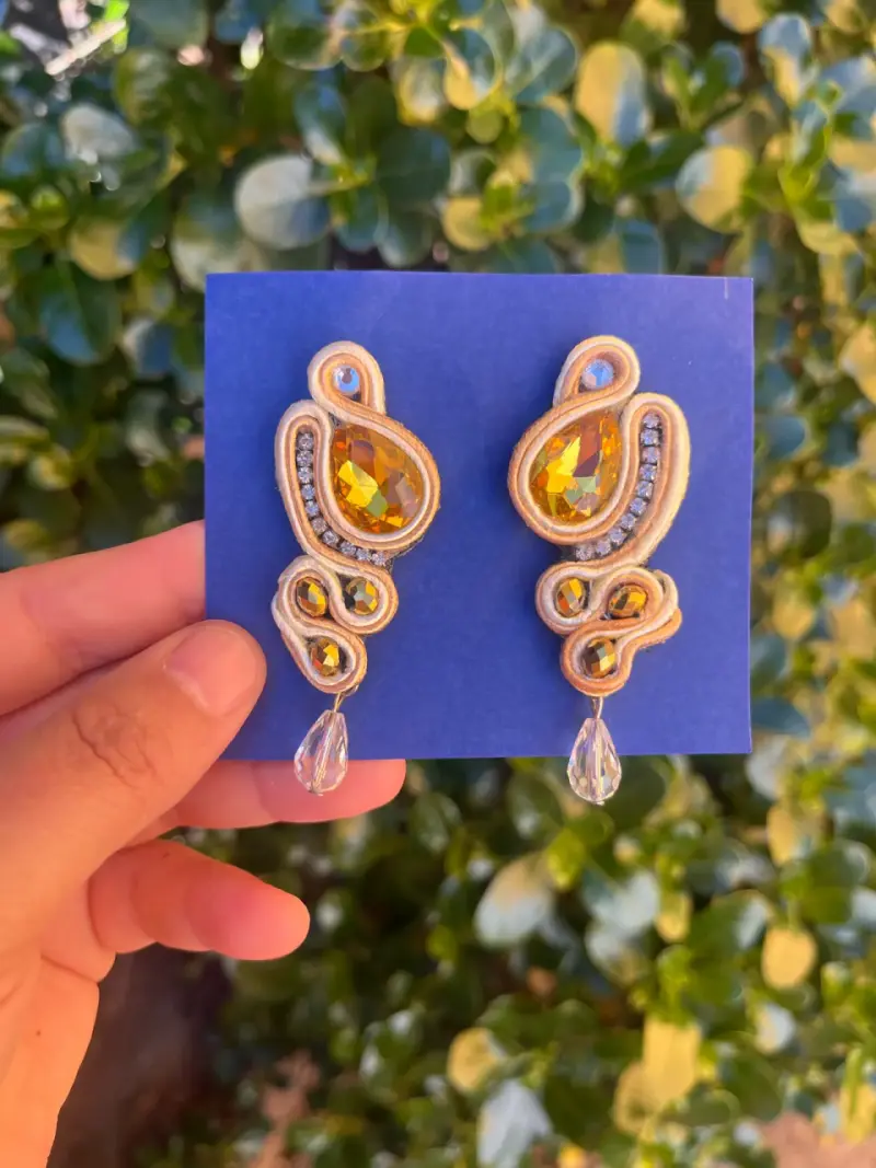 Pendientes artesanales con cristales dorados