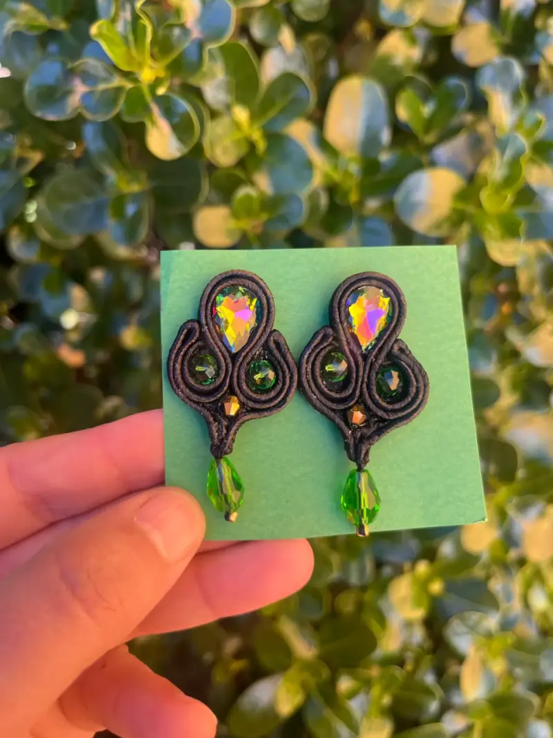 Pendientes artesanales con cristales verdes