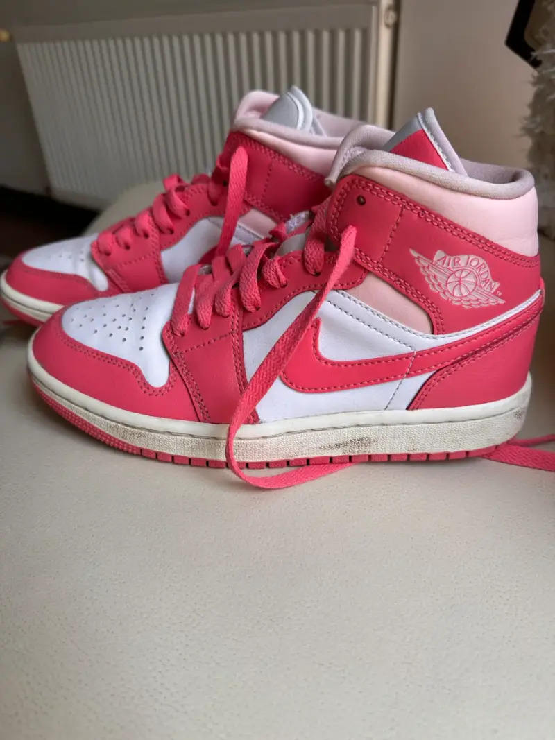 Zapatillas Air Jordan rosas y blancas - 1
