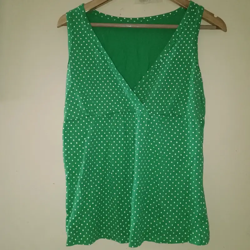 Polera verde de lunares sin mangas - 1