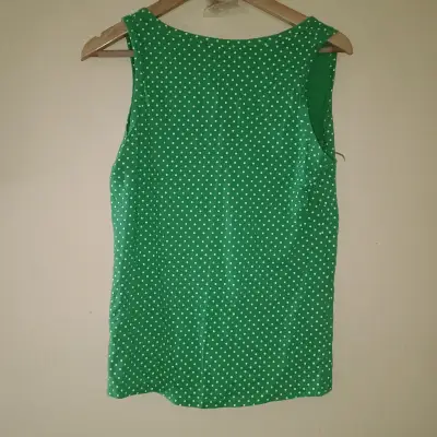 Polera verde de lunares sin mangas - miniatura 2