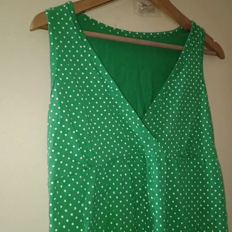Polera verde de lunares sin mangas - 3