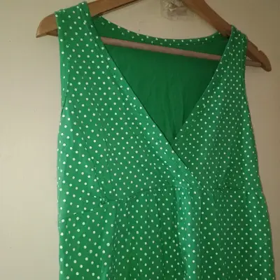 Polera verde de lunares sin mangas - miniatura 3
