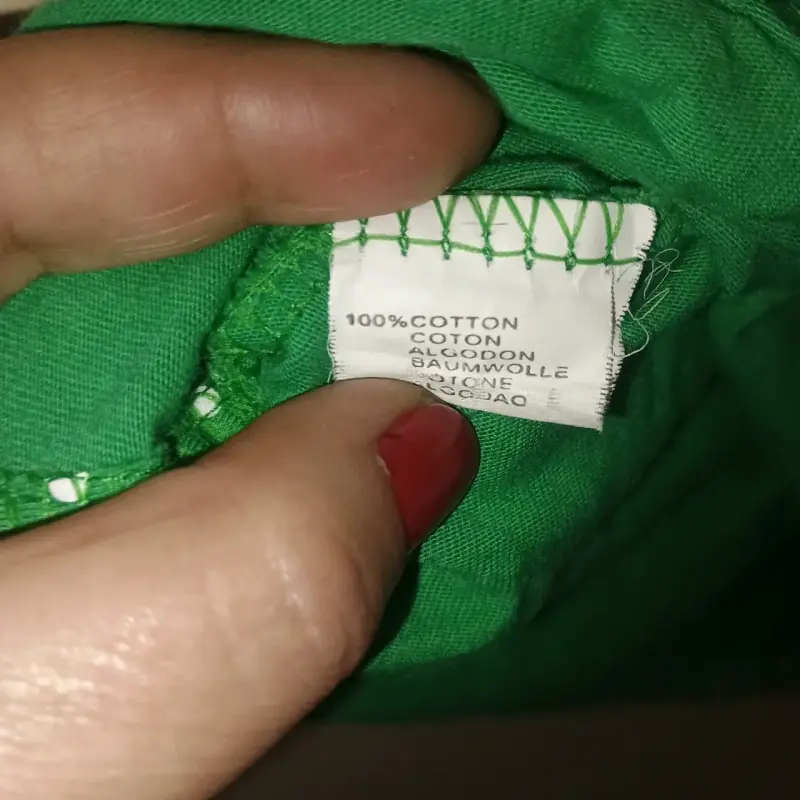 Polera verde de lunares sin mangas - 4