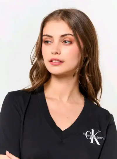 Polera Negra Calvin Klein Cuello V Logo Bordado - miniatura 2