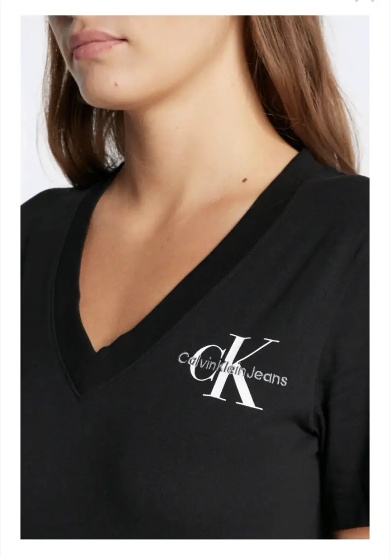 Polera Negra Calvin Klein Cuello V Logo Bordado - 4