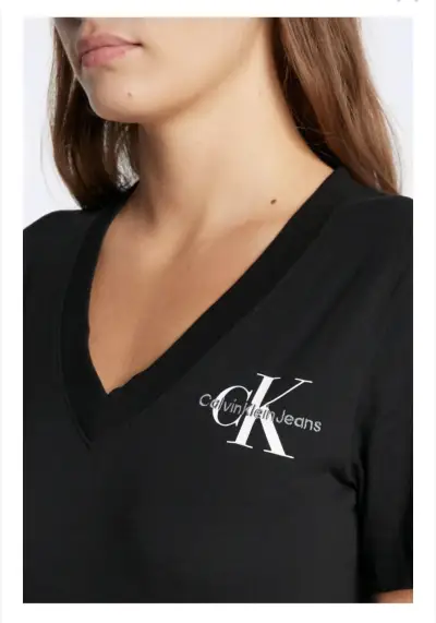 Polera Negra Calvin Klein Cuello V Logo Bordado - miniatura 4