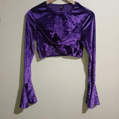Crop top morado de terciopelo con mangas largas - miniatura 1