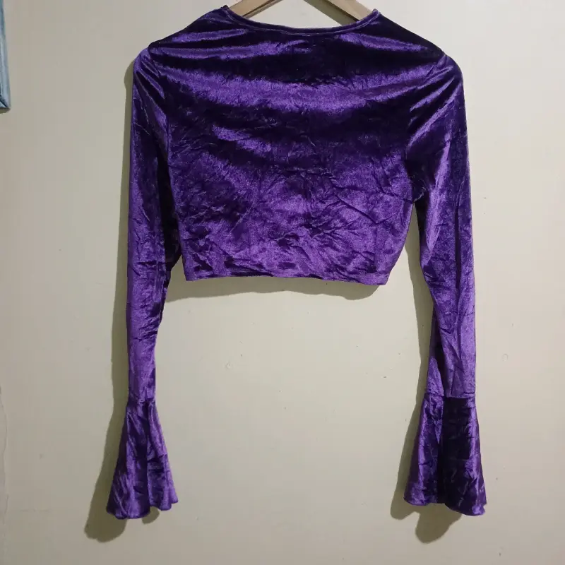 Crop top morado de terciopelo con mangas largas - 2