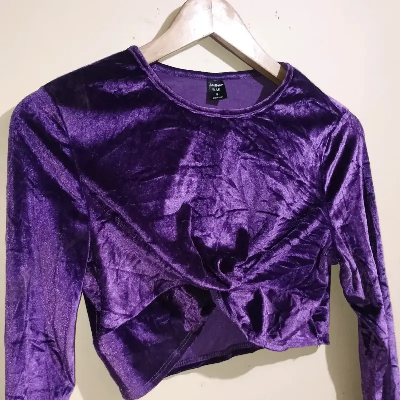 Crop top morado de terciopelo con mangas largas - 3