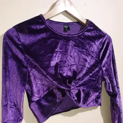 Crop top morado de terciopelo con mangas largas - miniatura 3