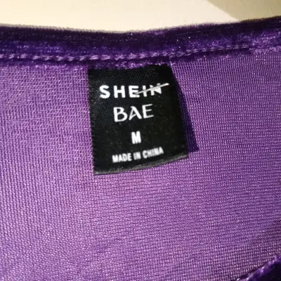 Crop top morado de terciopelo con mangas largas - miniatura 4