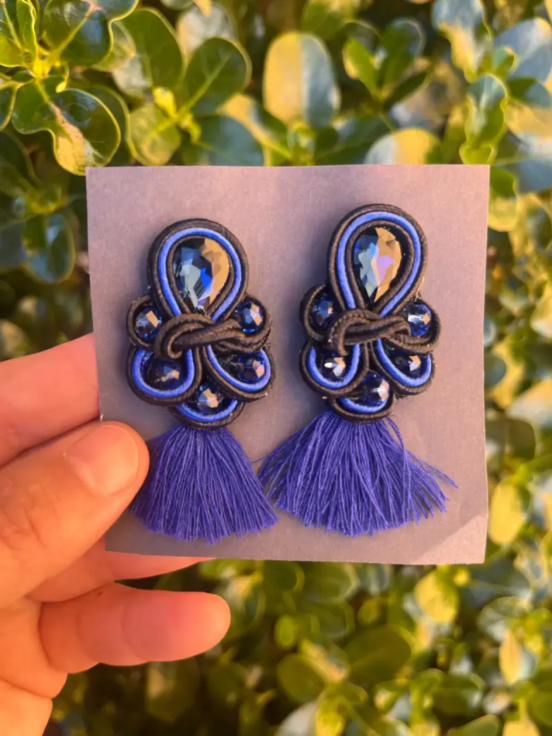 Pendientes artesanales con borlas azules