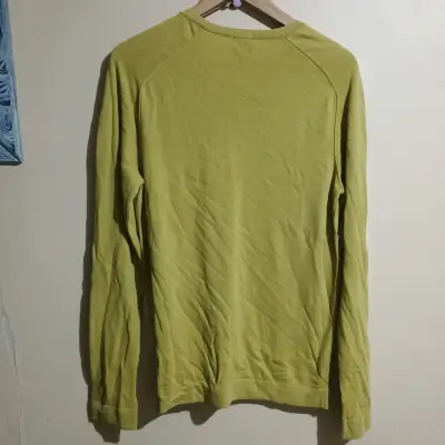 Suéter verde oliva cuello en V hombre - miniatura 2