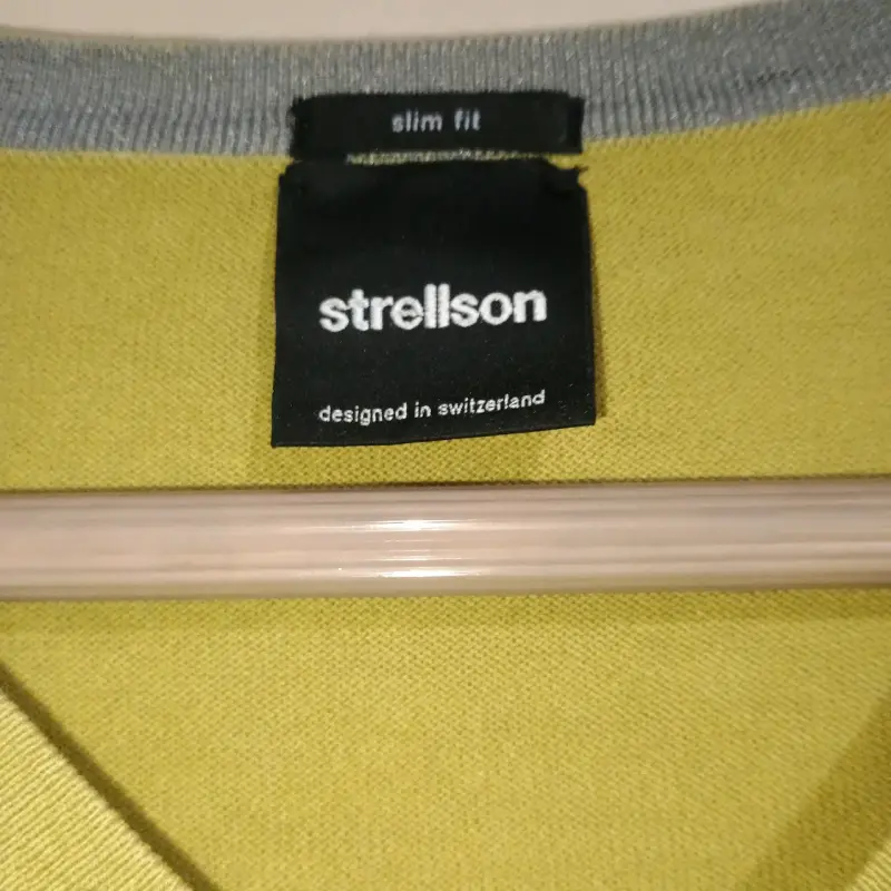 Suéter verde oliva cuello en V hombre - 4