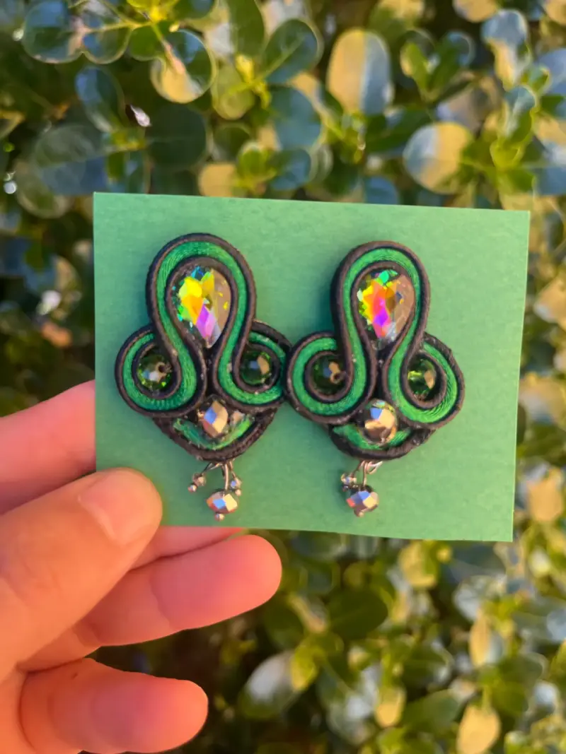Pendientes artesanales verdes con cristales - 1