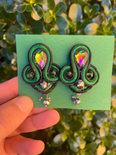 Pendientes artesanales verdes con cristales - miniatura 2