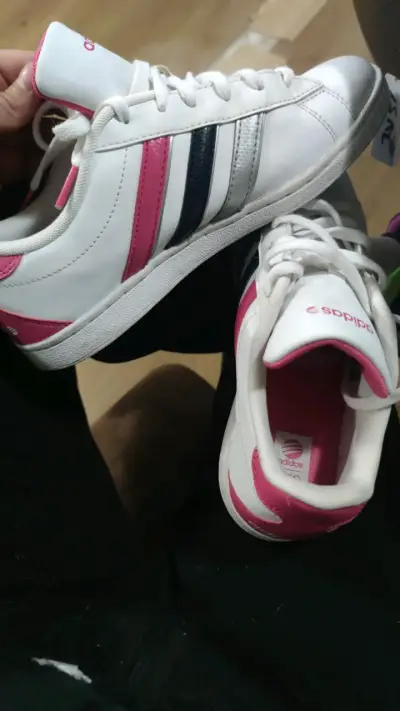 Zapatillas deportivas blancas con detalles rosados - miniatura 1