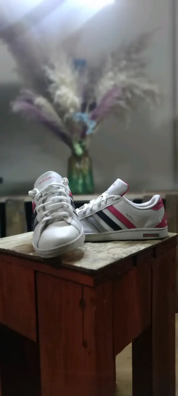 Zapatillas deportivas blancas con detalles rosados - 2