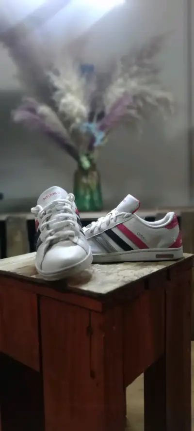 Zapatillas deportivas blancas con detalles rosados - miniatura 2