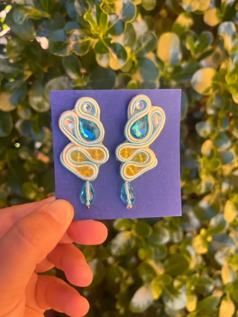 Pendientes artesanales con cristales azules y amarillos
