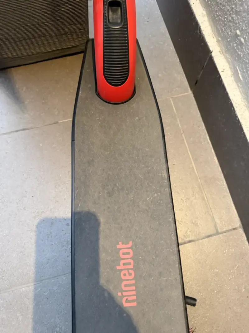 Scooter eléctrico Ninebot rojo y negro - 1