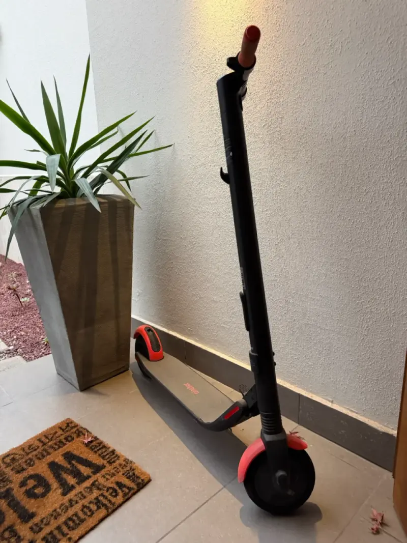 Scooter eléctrico Ninebot rojo y negro - 3