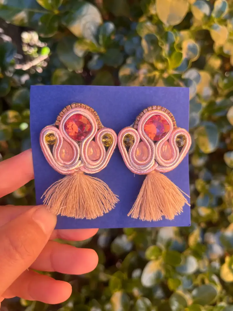 Pendientes artesanales con borlas y cristales