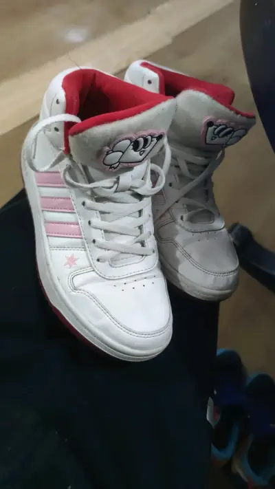 Zapatillas deportivas blancas con detalles rosados - miniatura 1