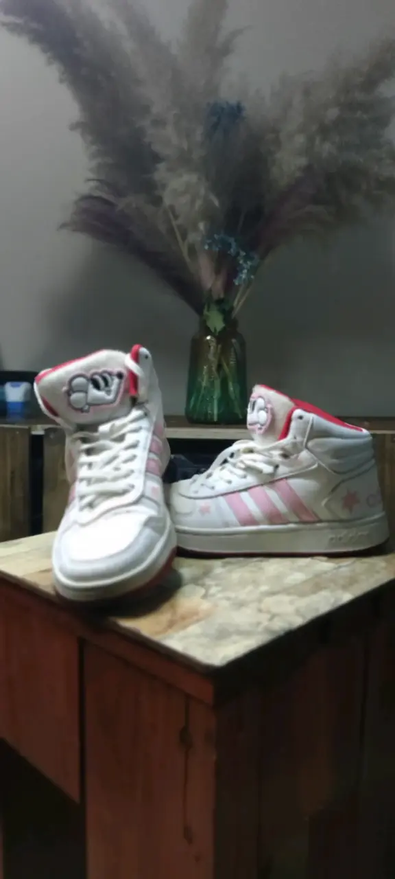 Zapatillas deportivas blancas con detalles rosados - 2