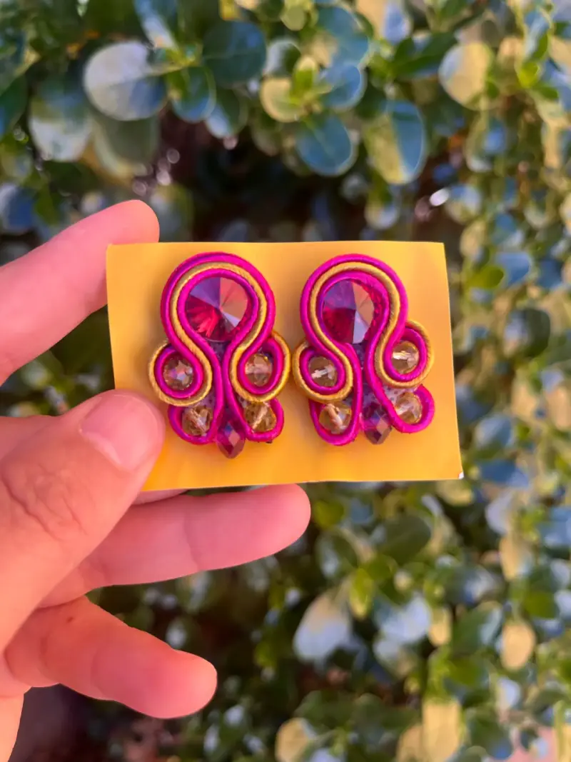 Aros artesanales con cristales fucsia y dorado