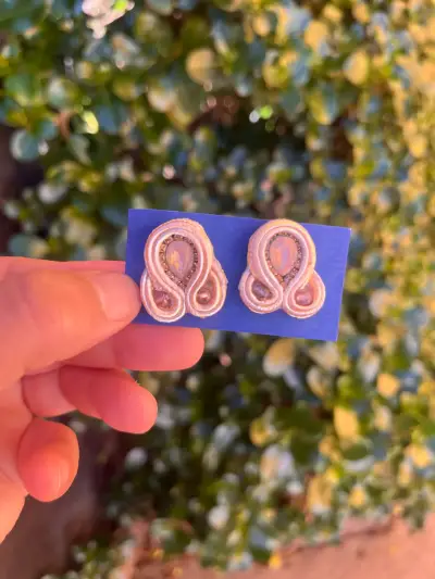 Aros de soutache con piedras brillantes - miniatura 1