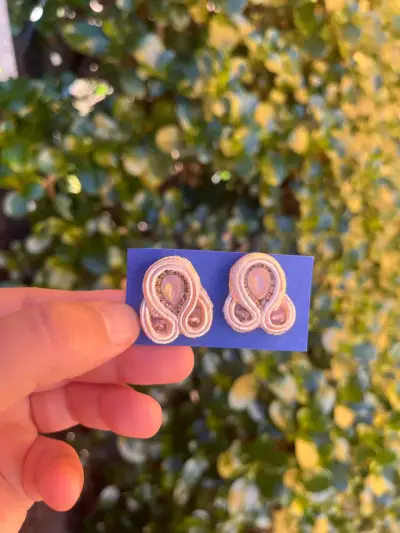 Aros de soutache con piedras brillantes - miniatura 2