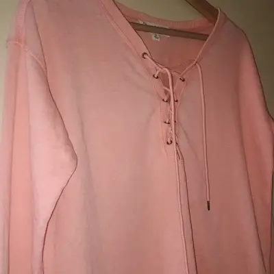 Polerón rosa con cordones decorativos - miniatura 3