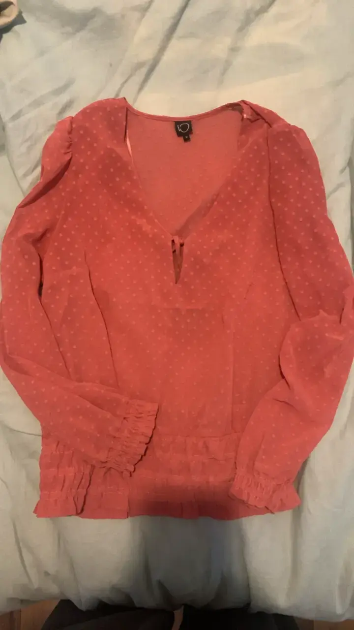 Blusa rosada con diseño de lunares