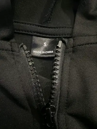 Polerón negro con capucha y cierre - miniatura 2