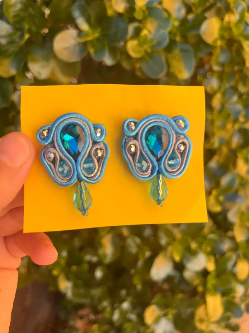 Aros artesanales azules con cristales